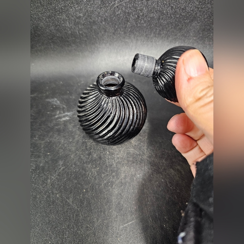 Black‎ Ribbed Decorative Object - Picture 5 of 6
